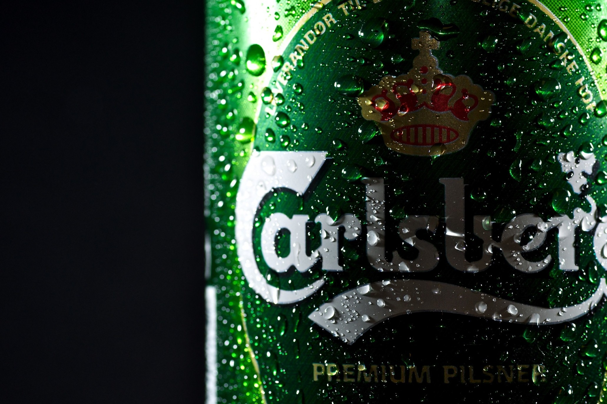 Nærbillede af en våd Carlsberg-dåse