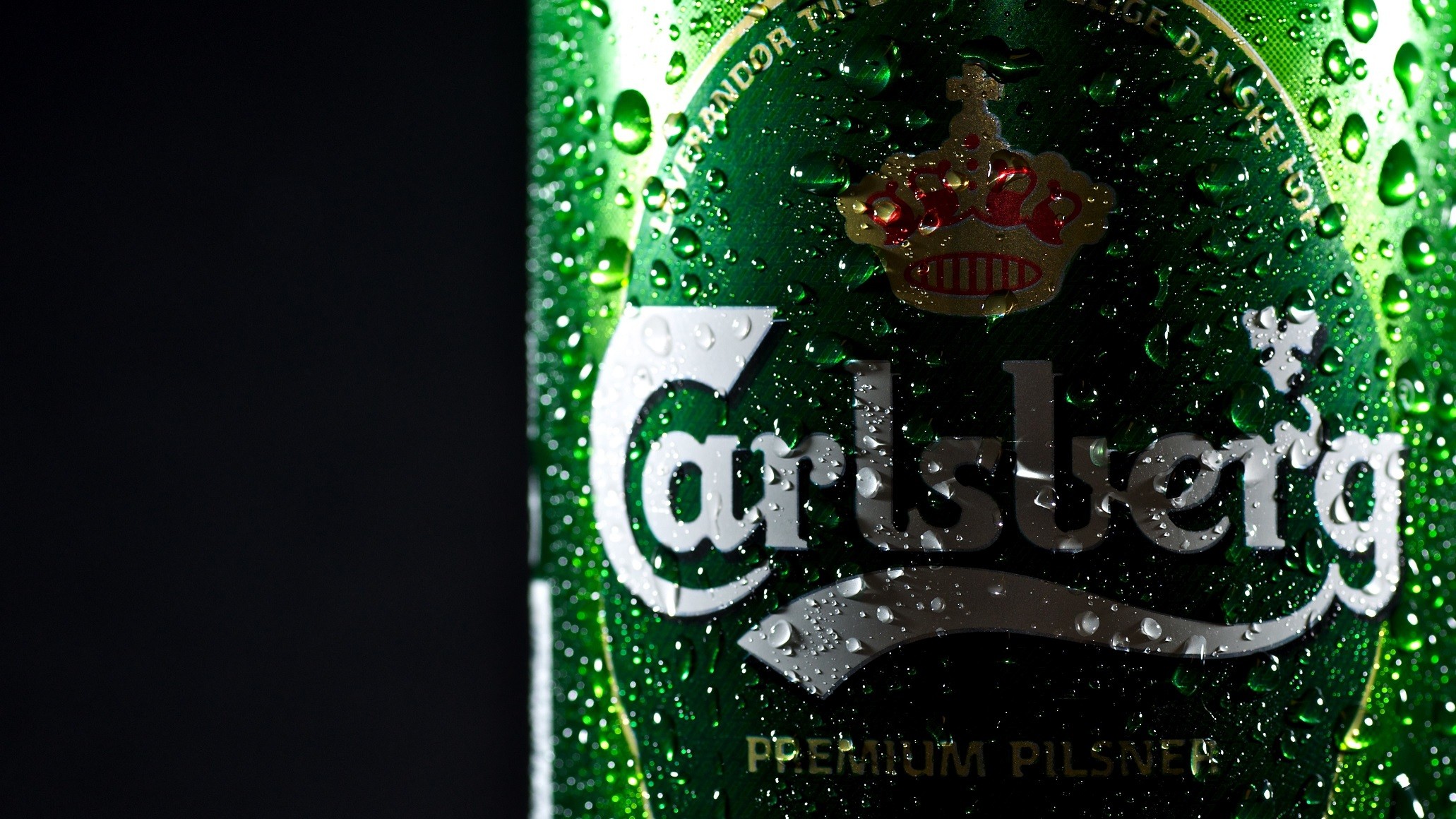 Nærbillede af en våd Carlsberg-dåse
