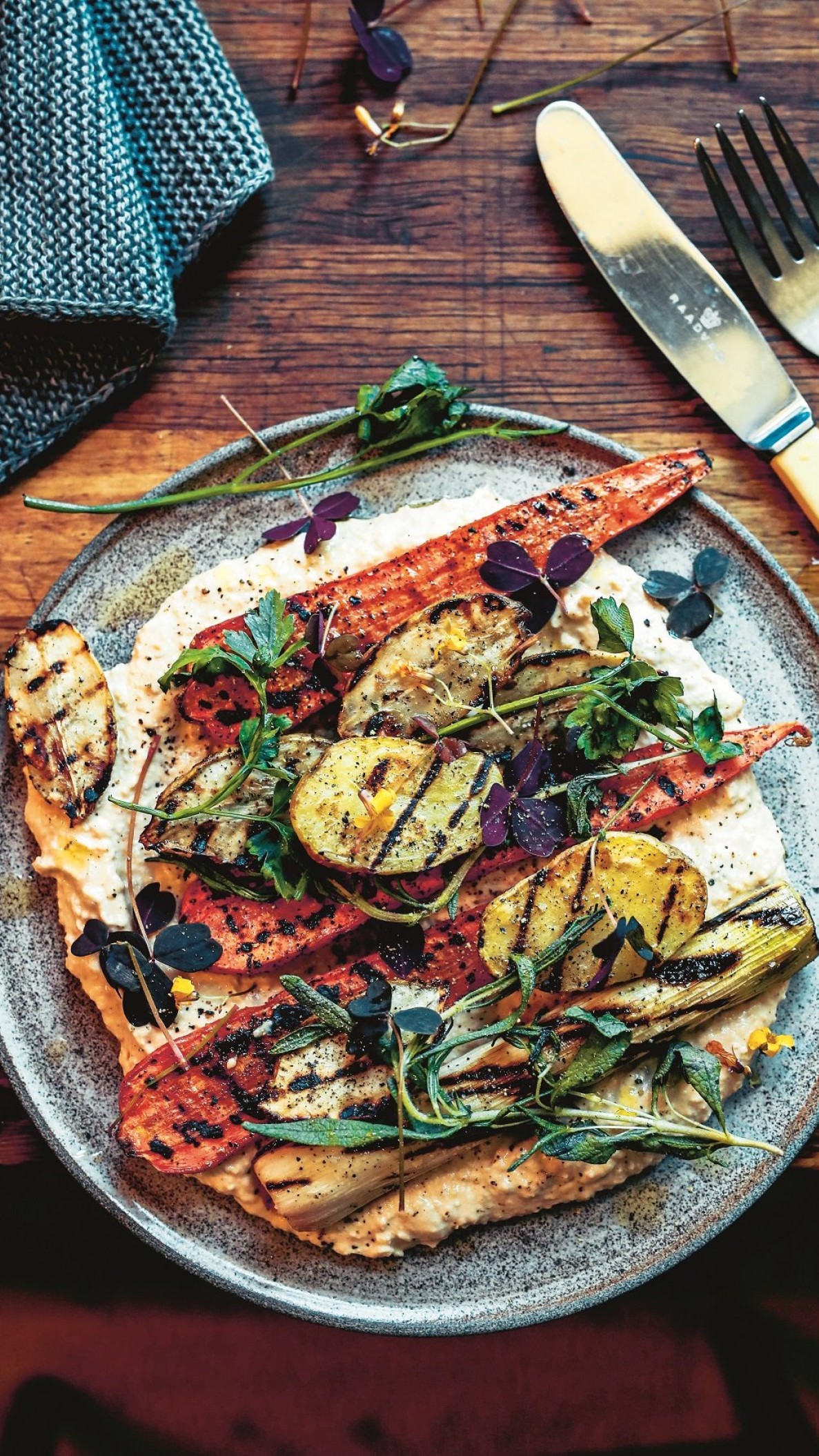 Grillet sommergrønt med hummus og urter