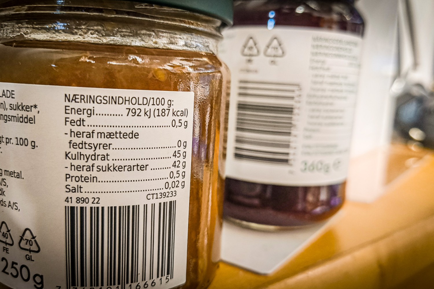 Nærbillede af næringsindholdsdeklarationen på et marmeladeglas