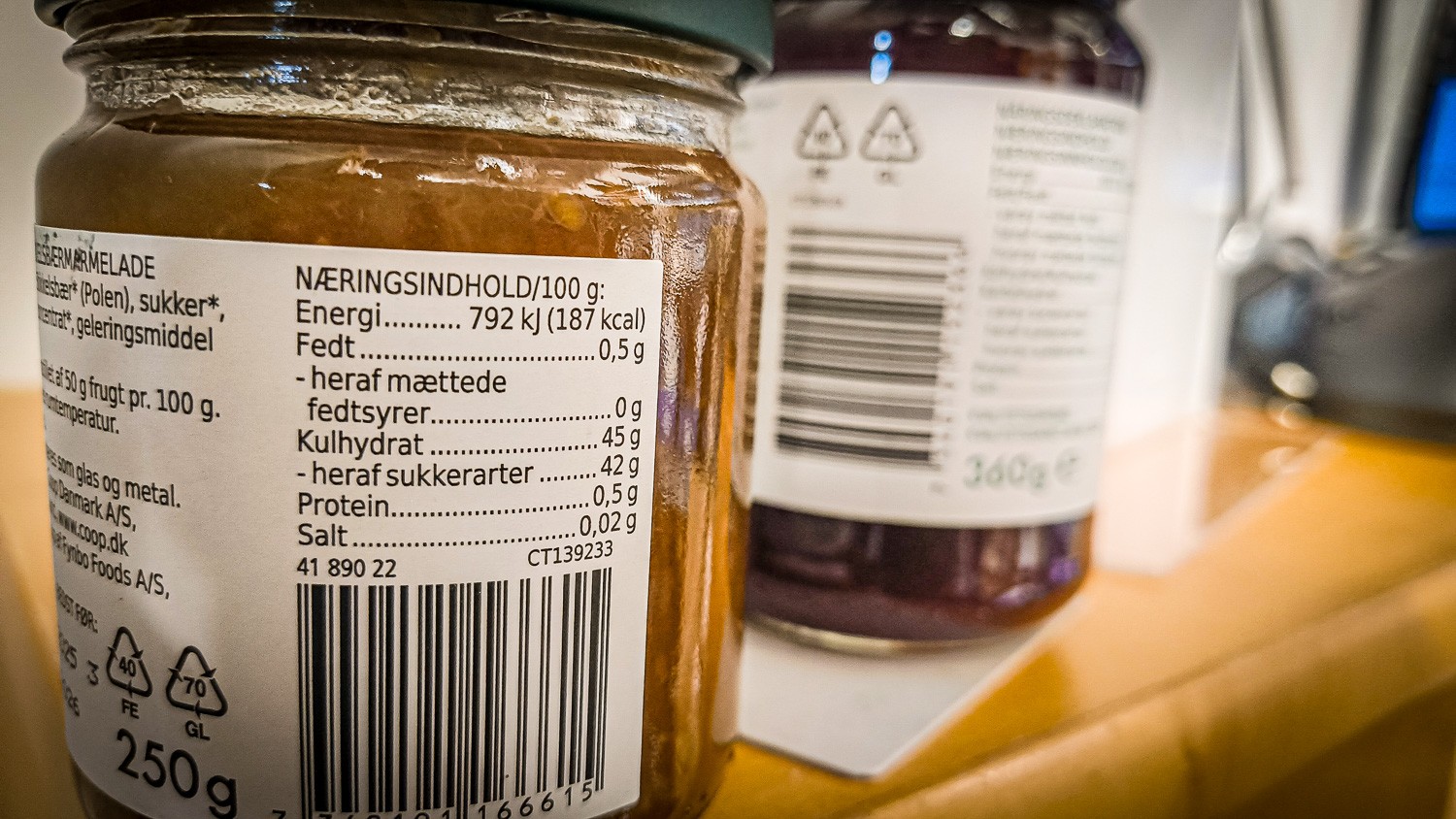 Nærbillede af næringsindholdsdeklarationen på et marmeladeglas