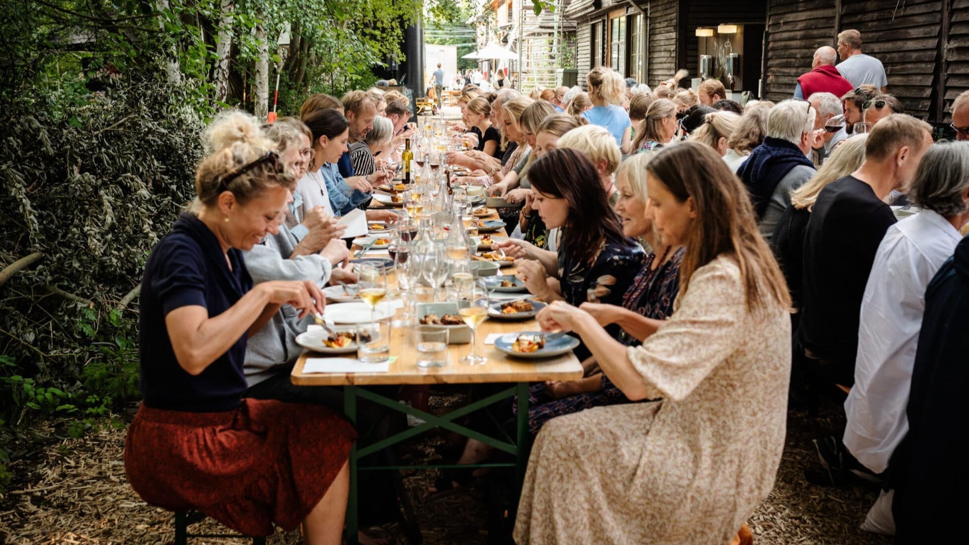 Fællesspisning ved langbord på BaneGaarden i København