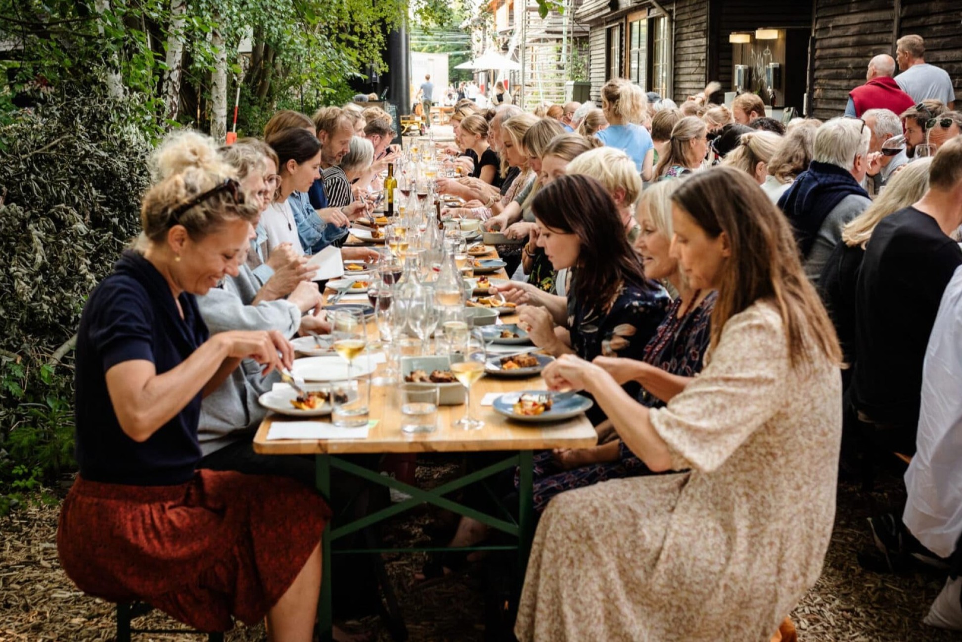 Fællesspisning ved langbord på BaneGaarden i København