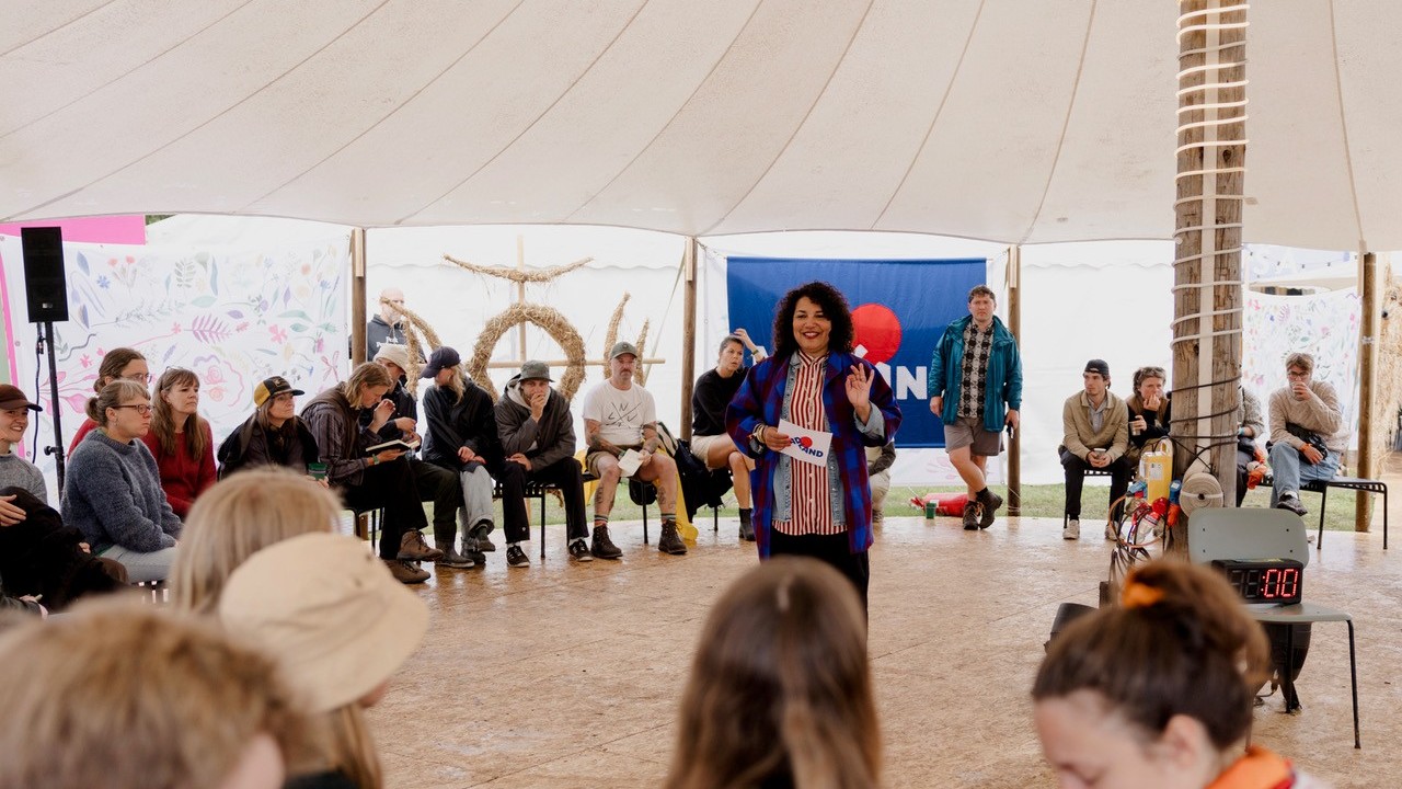 Marie Sainabou Jeng fra Madland holder tale i et stort telt