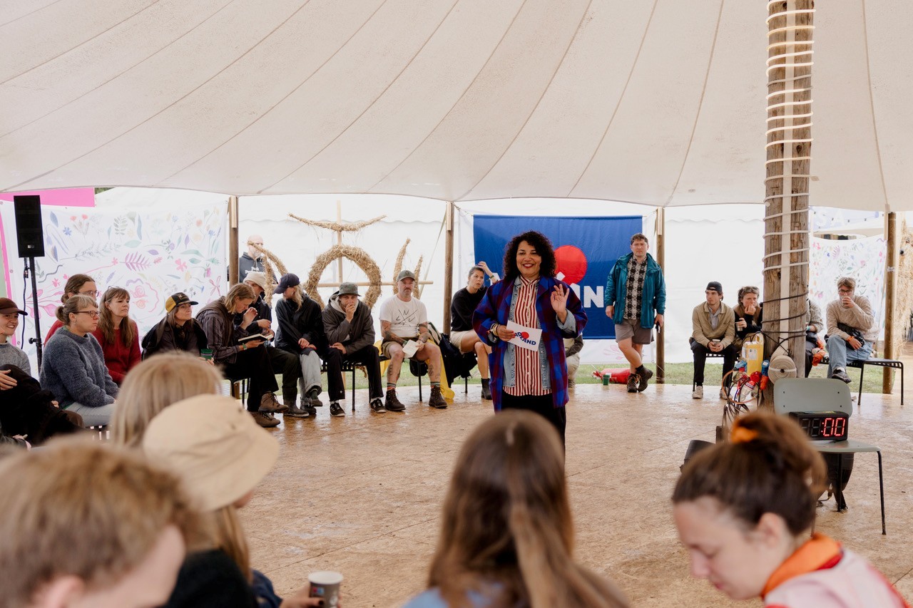 Marie Sainabou Jeng fra Madland  holder tale i et stort telt