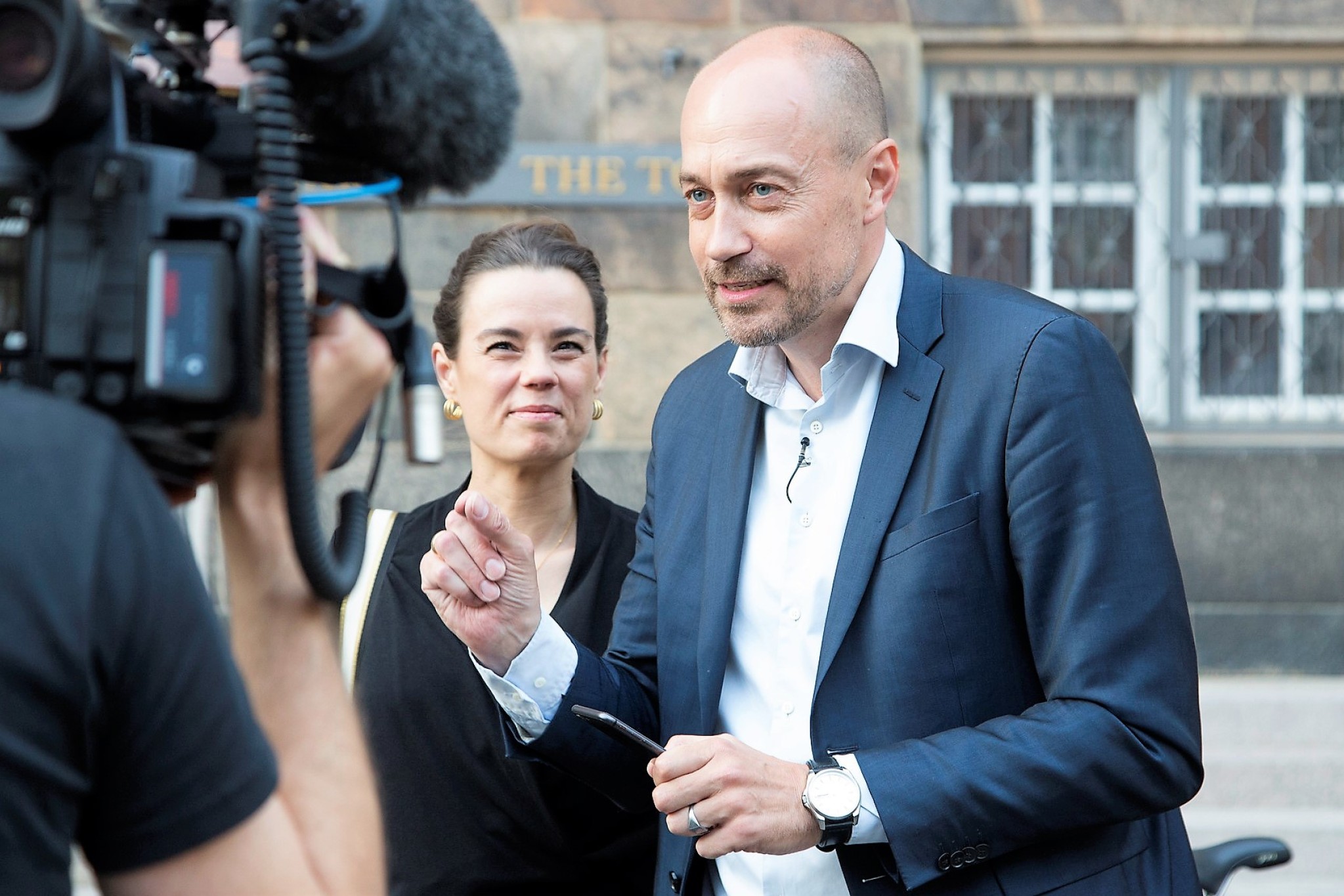 Magnus Heunicke står på gaden og interviewes til tv