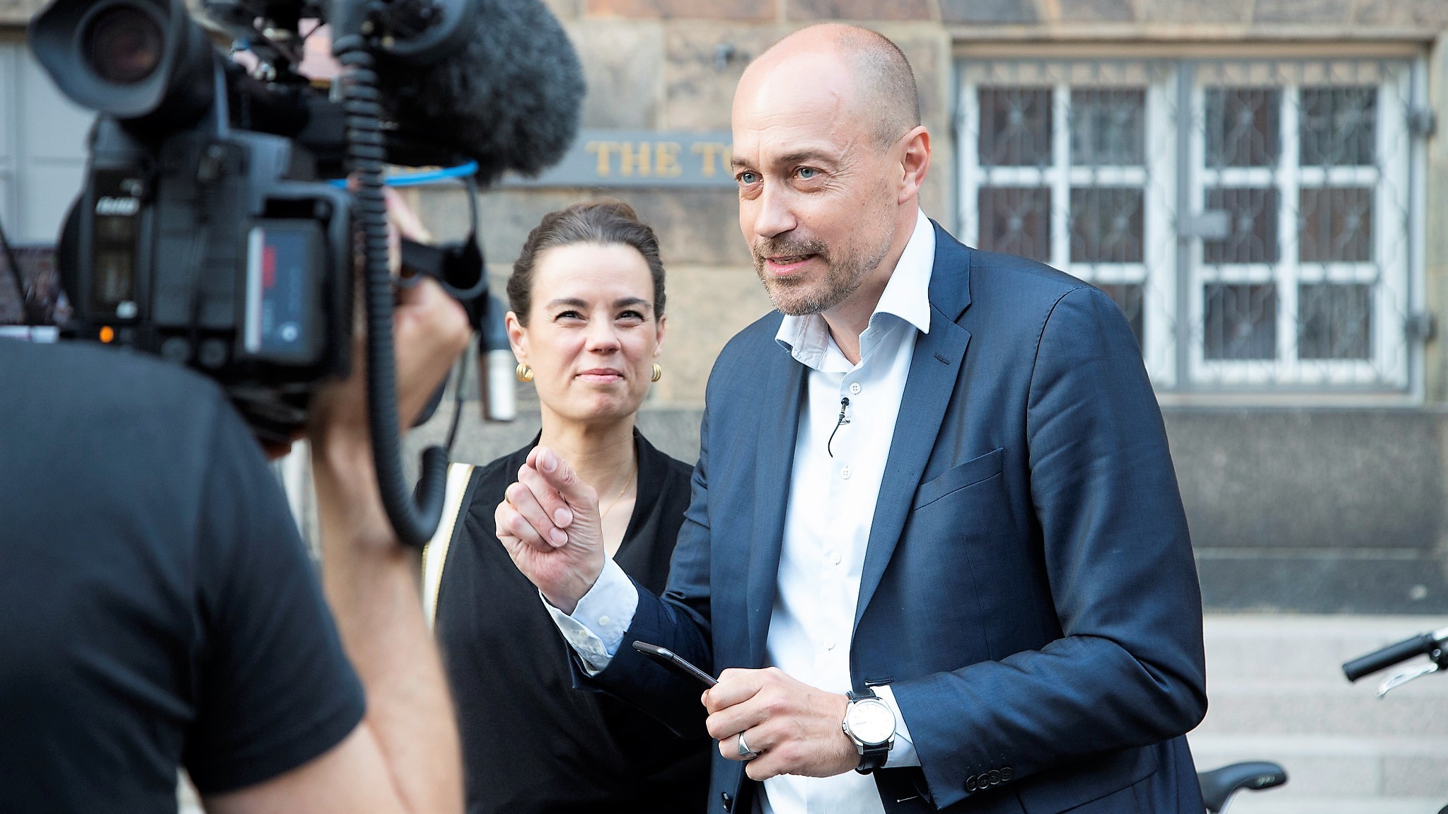 Magnus Heunicke står på gaden og interviewes til tv