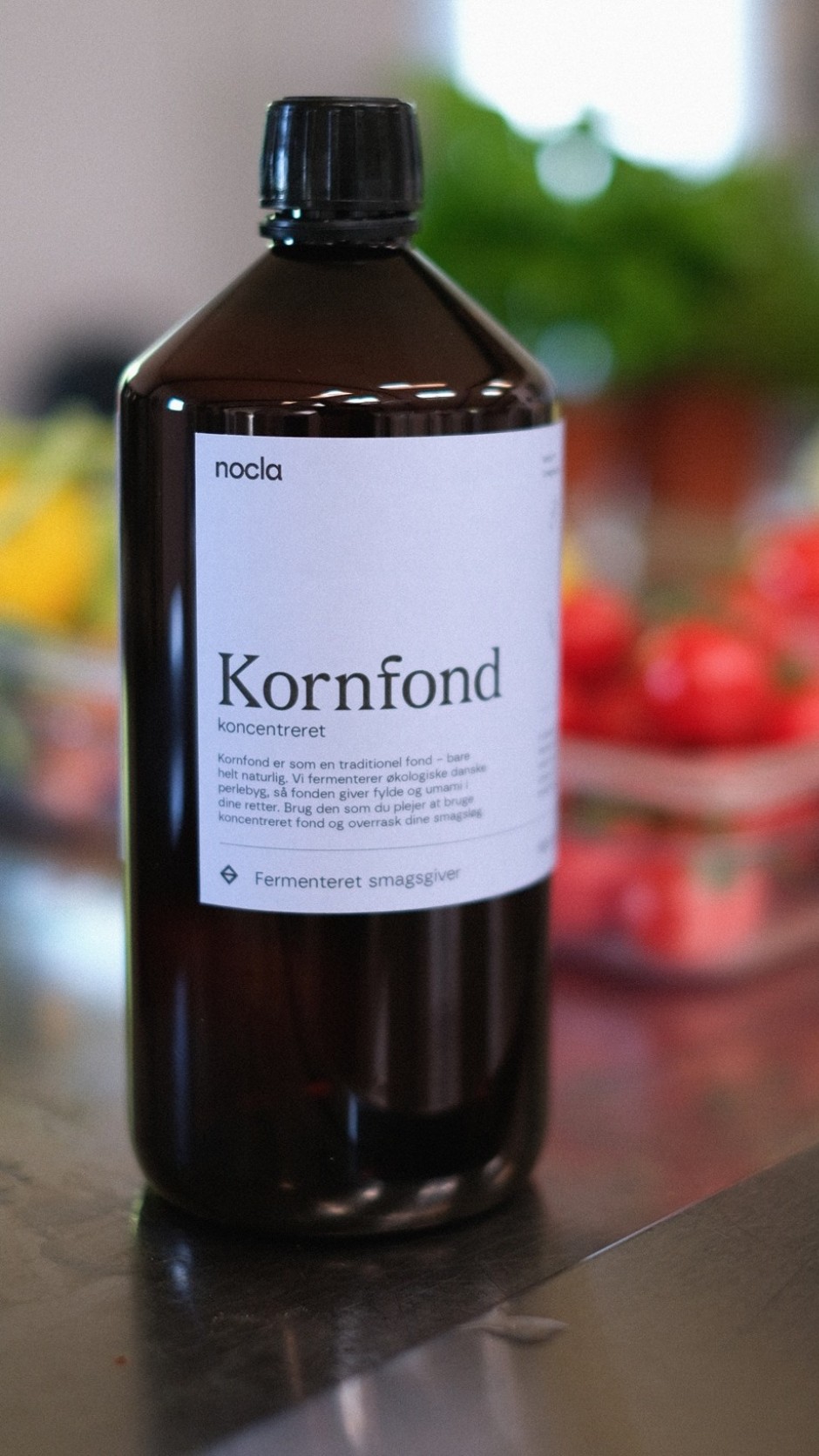 Kornfond er skabt ved fermentering af økologisk dansk perlebyg med en japansk svampekultur, der tilfører fonden en særlig kombination af salt og sødme, som ifølge Morten Rastad er perfekt til tilsmagning