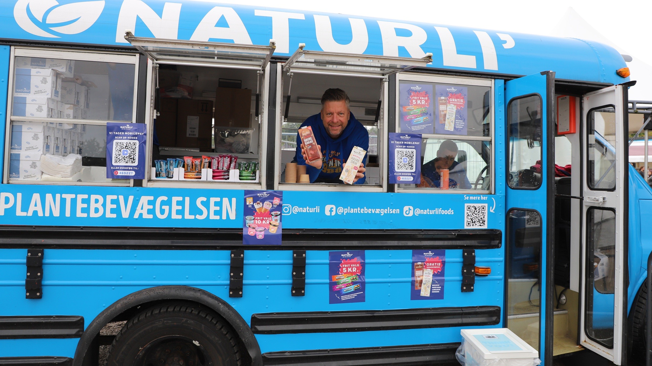 Henrik Lund kigger ud af vinduet i Naturli'bussen under Food Festival Food Festival i Aarhus