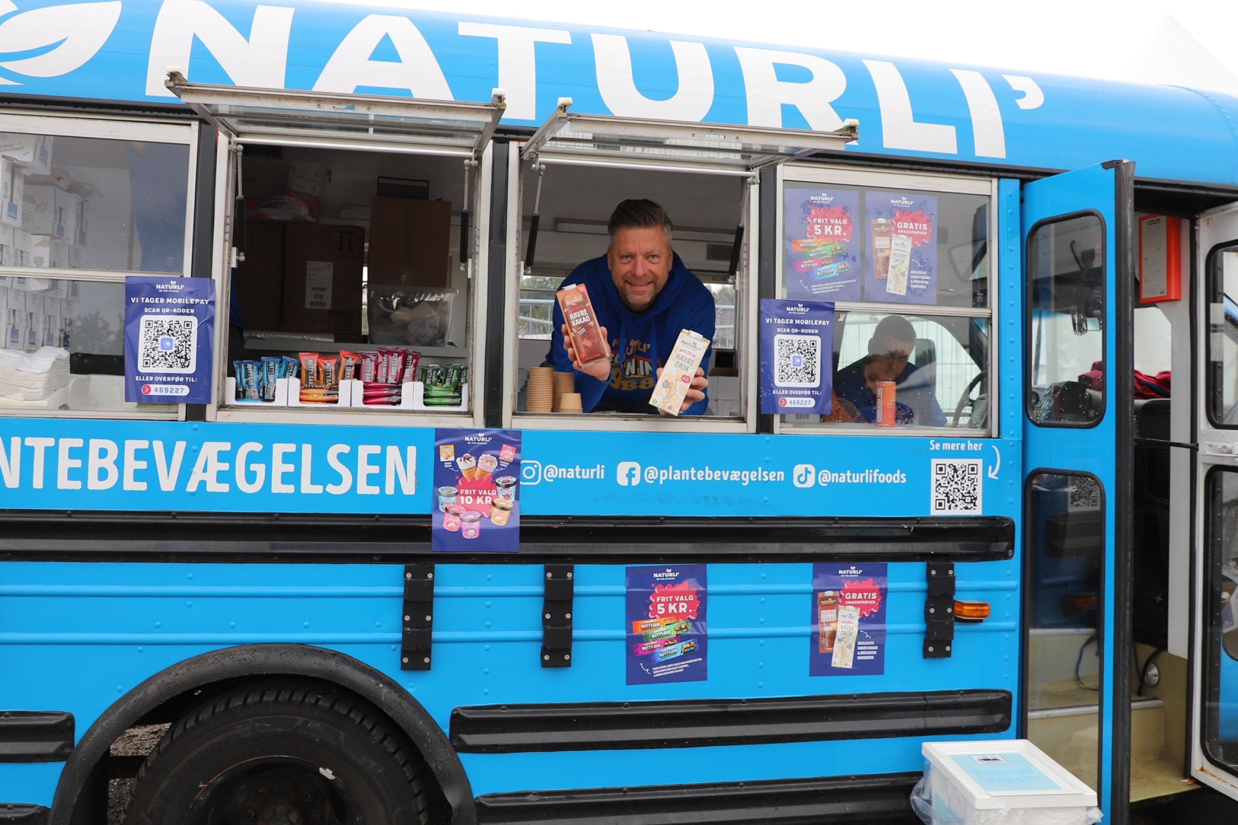 Henrik Lund kigger ud af vinduet i Naturli'bussen under Food Festival Food Festival i Aarhus
