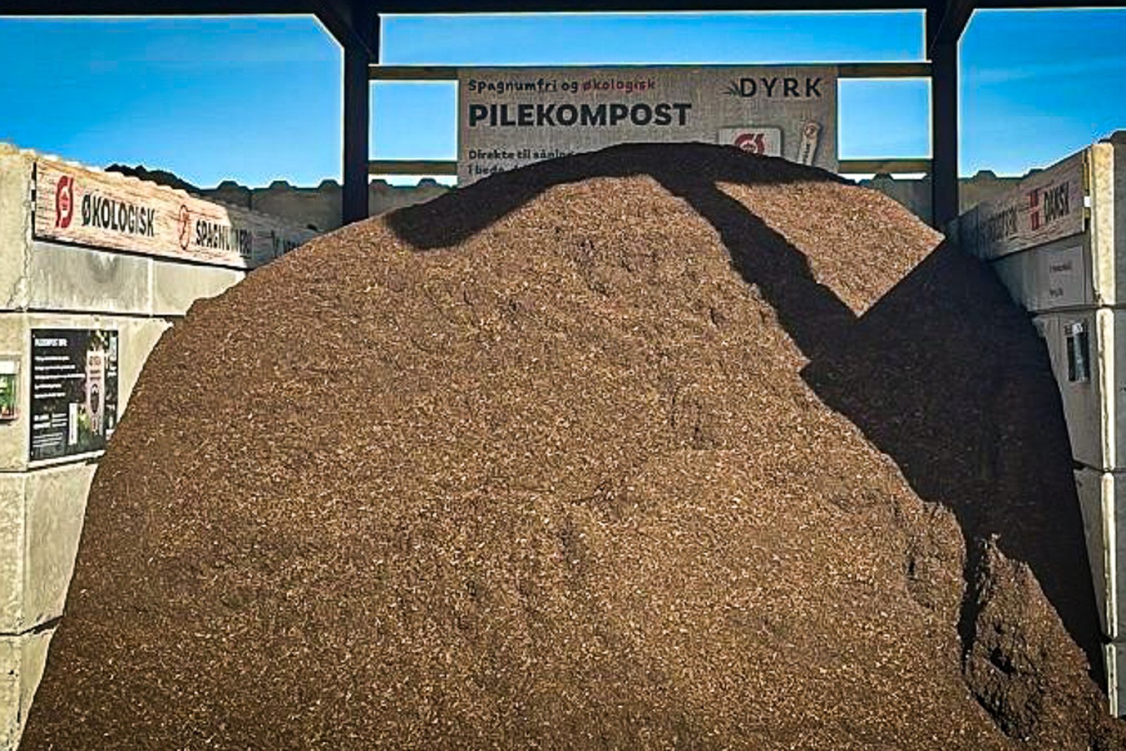 En bunke af pilekompost