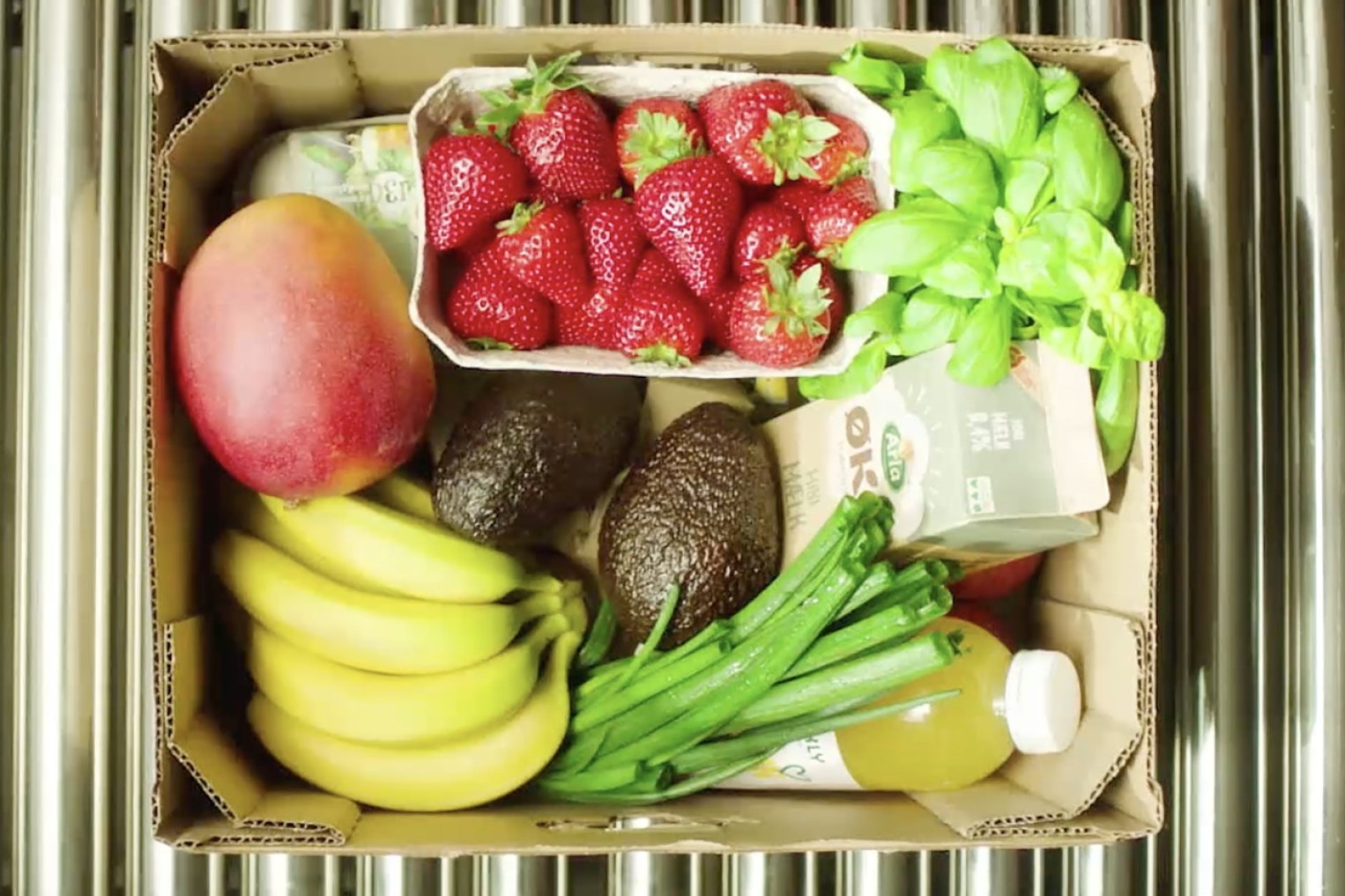 Kasse med økologiske grøntsager fra Nemlig