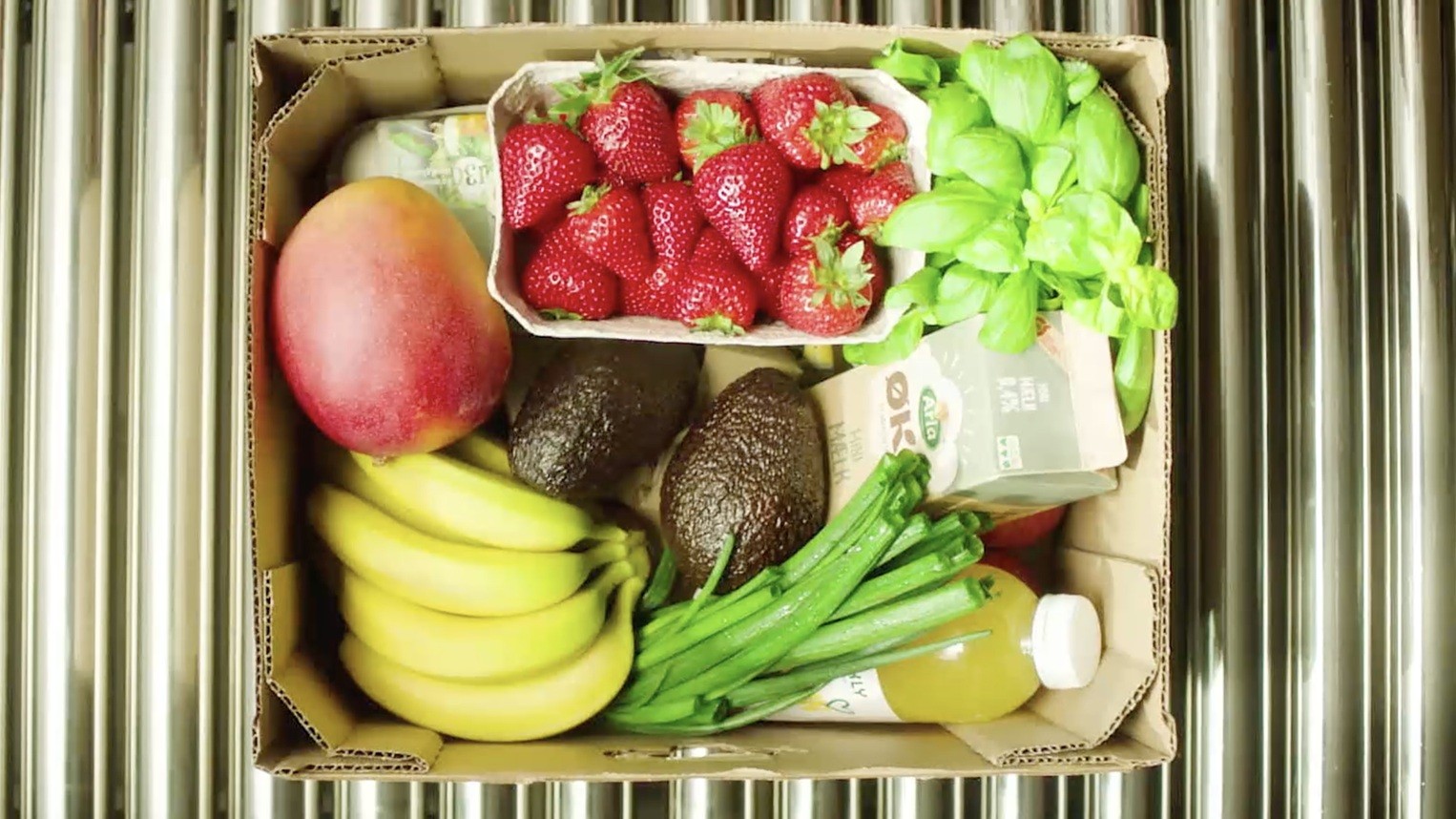 Kasse med økologiske grøntsager fra Nemlig