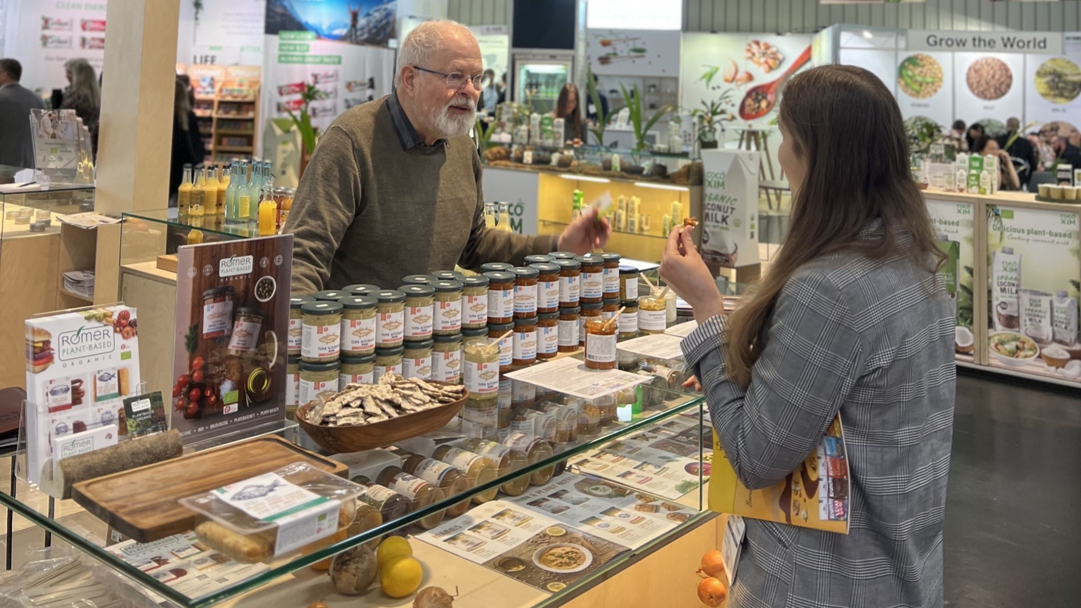 iels Rømer bag disken med glasvarer med plantebaserede alternativer til fisk på BioFach 2024