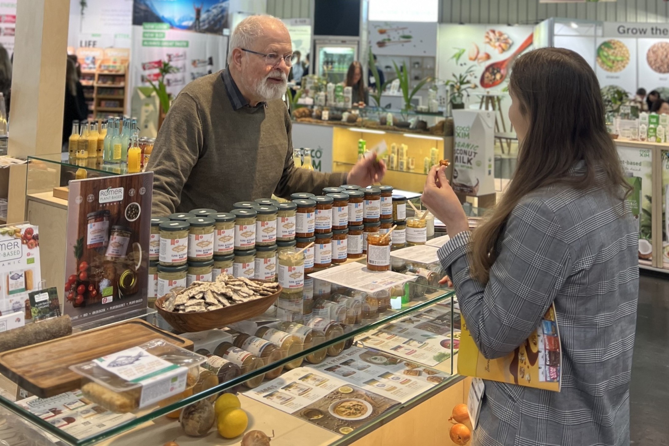 iels Rømer bag disken med glasvarer med plantebaserede alternativer til fisk på BioFach 2024