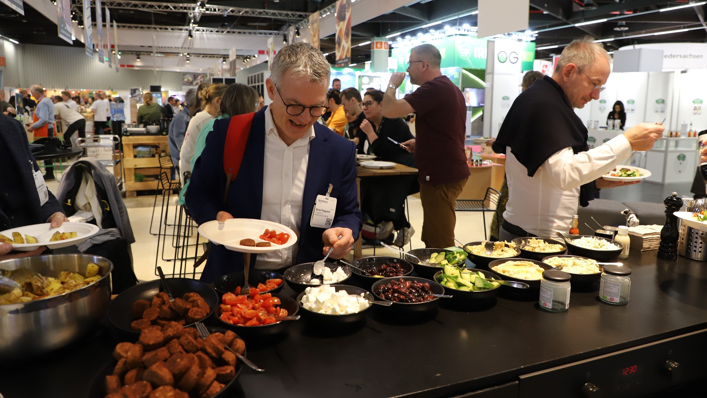 Da Friland ikke selv har en stand på Biofach, kiggede selskabets direktør Søren Tinggaard forbi den danske stand til en plantebaseret frokost, hvor han havde godt nyt til de økologiske griseproducenter hjemme i Danmark
