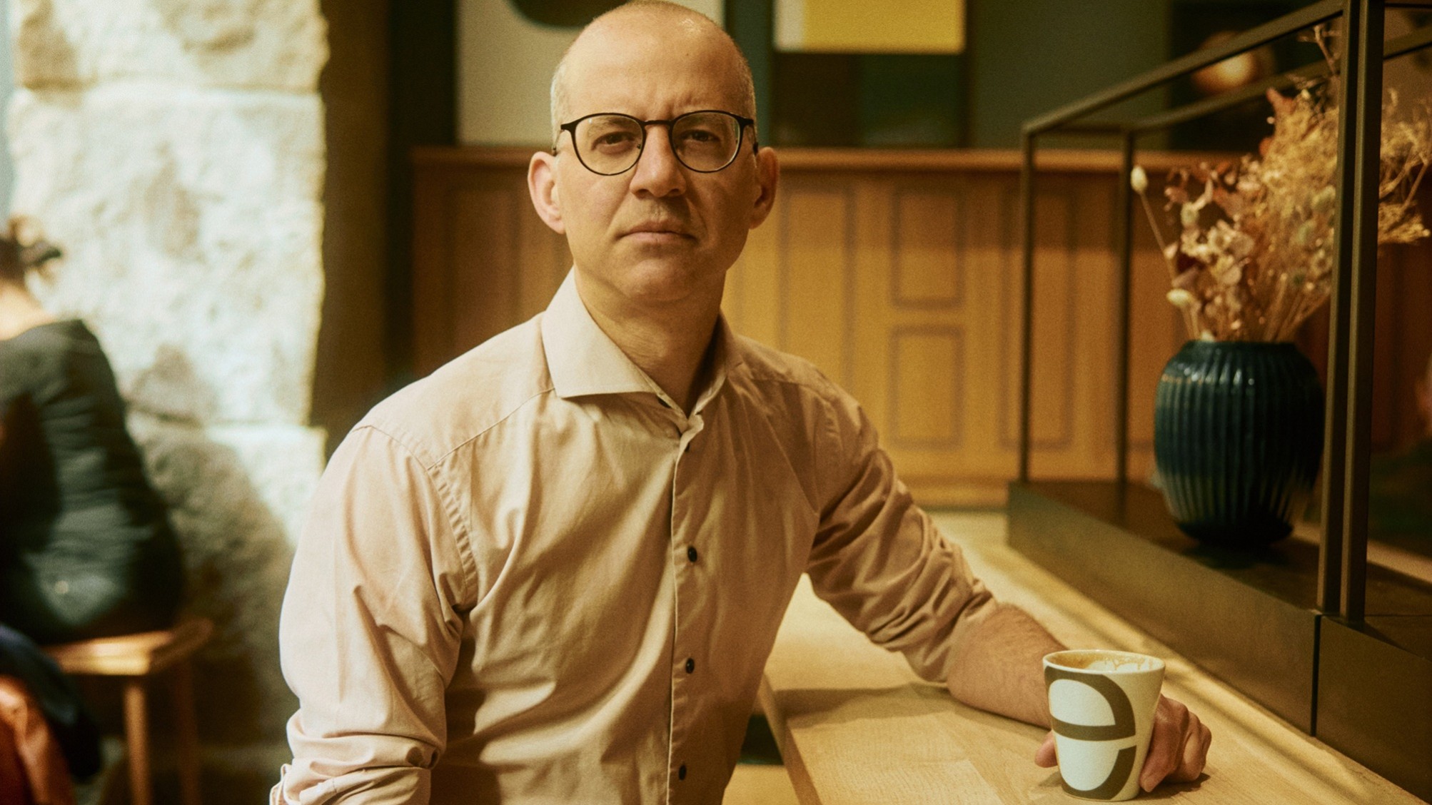 Shahriar Bahkhspour, CEO for emmerys, i et af bagerikædens nydesignede café-miljøer