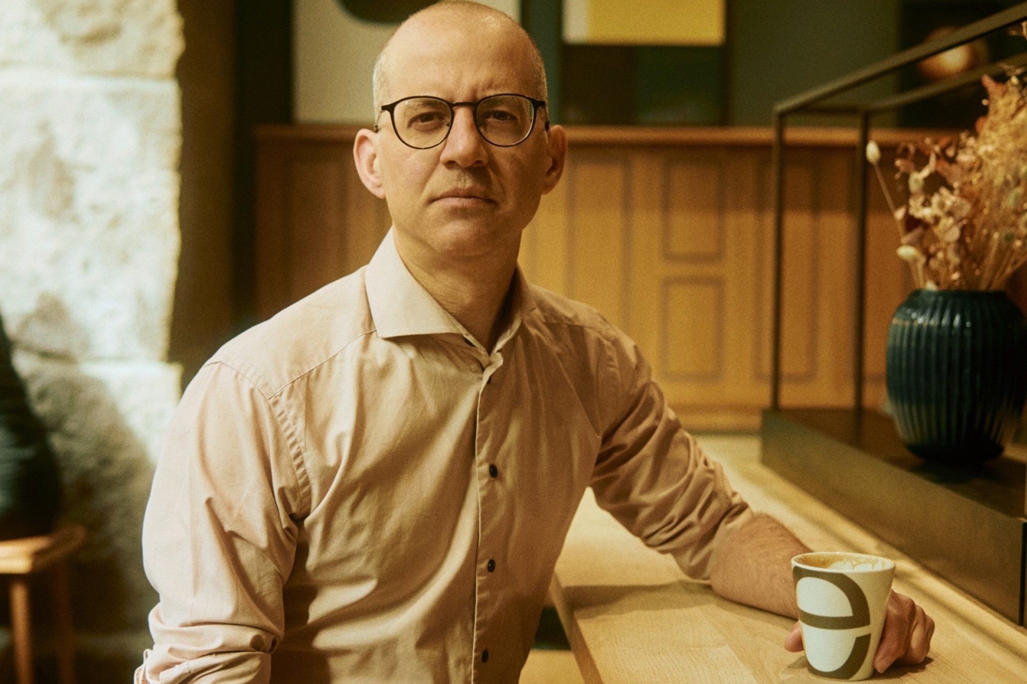 Shahriar Bahkhspour, CEO for emmerys, i et af bagerikædens nydesignede café-miljøer