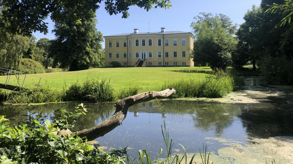Stenalt Gods hovedbygning med voldgrav i forgrunden