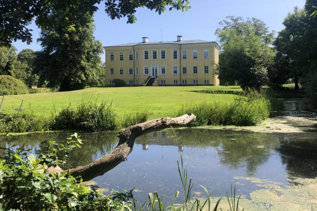 Stenalt Gods hovedbygning med voldgrav i forgrunden