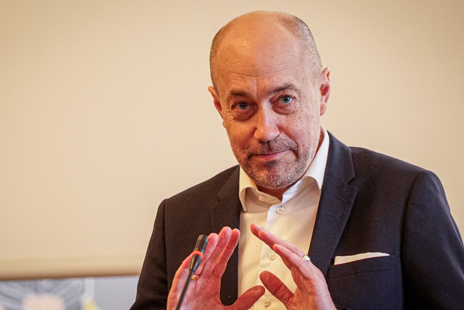 Magnus Heunicke står og taler