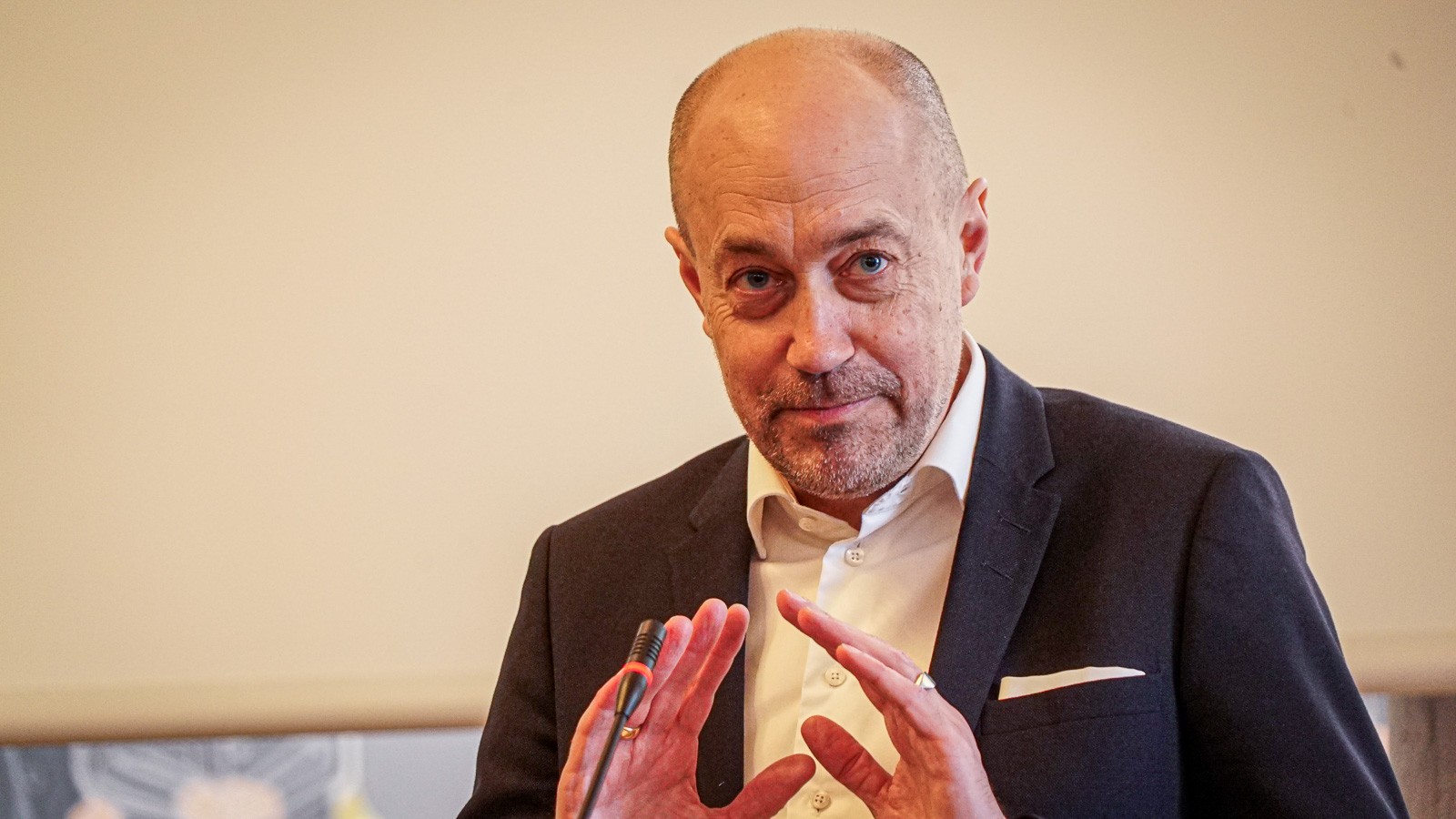 Magnus Heunicke står og taler