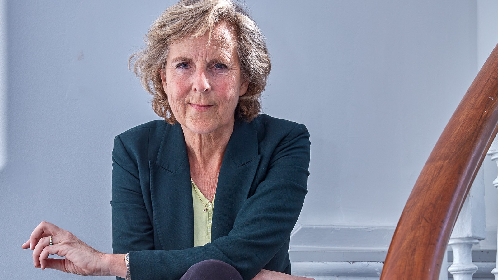 Portrætfoto af Connie Hedegaard siddende på en trappe