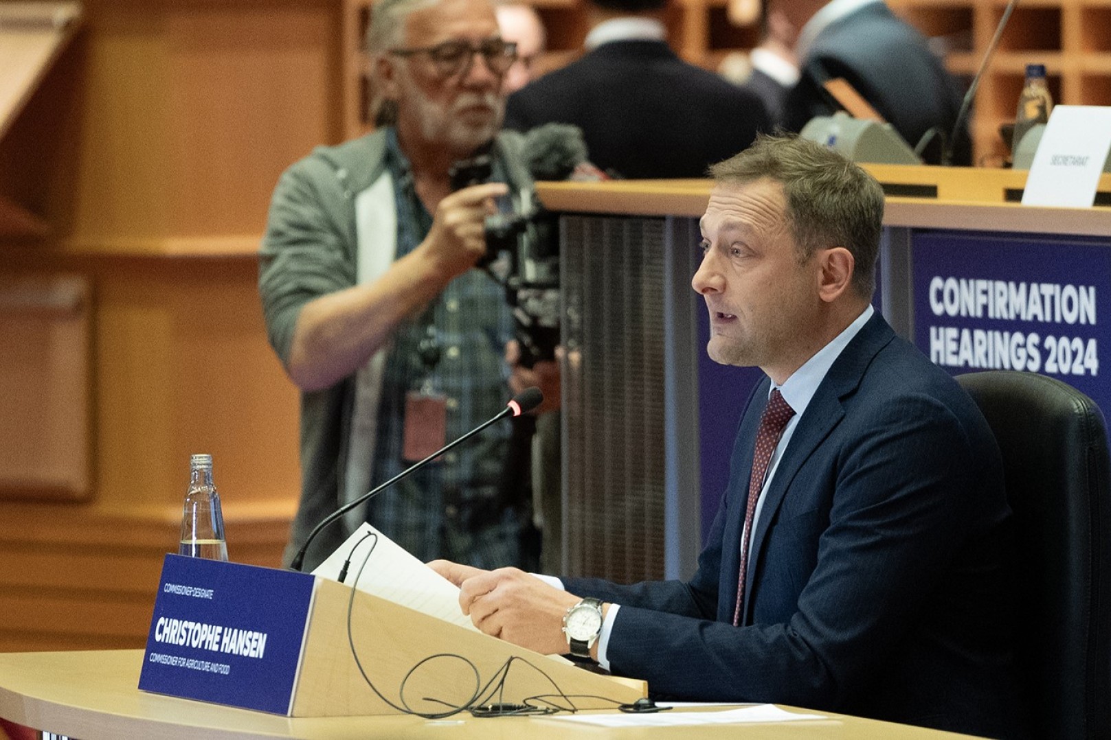 Christophe Hansen sidder til en høring