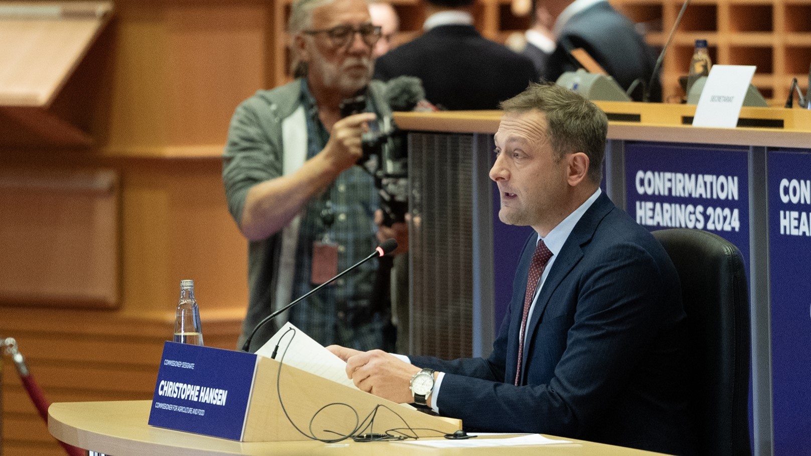 Christophe Hansen sidder til en høring