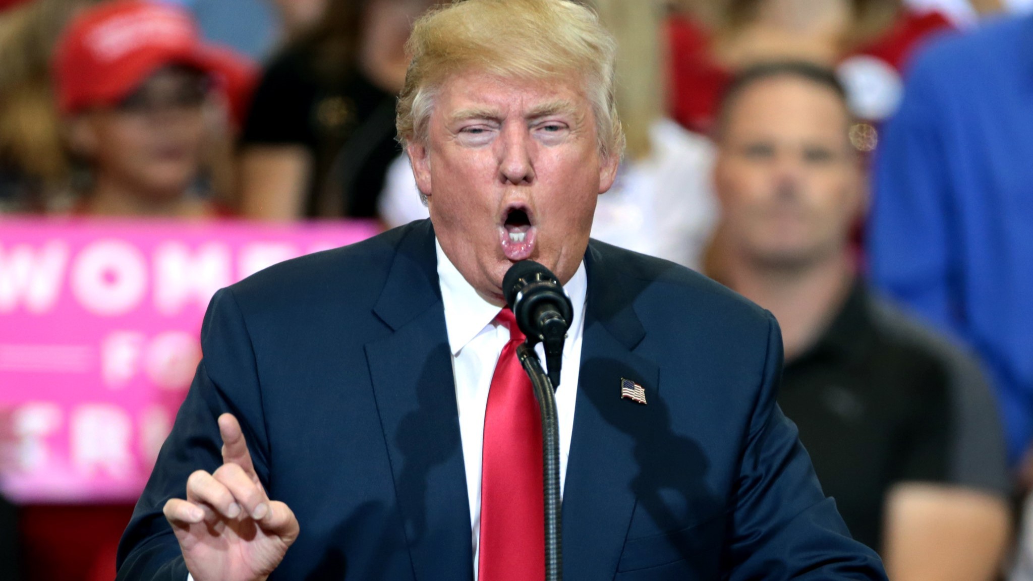Trump taler ind i en mikrofon