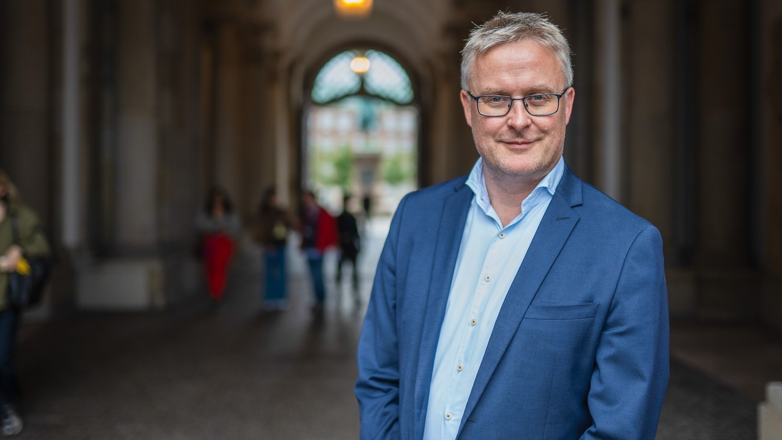 Portrætfoto af Jacob Jensen i blåt jakkesæt