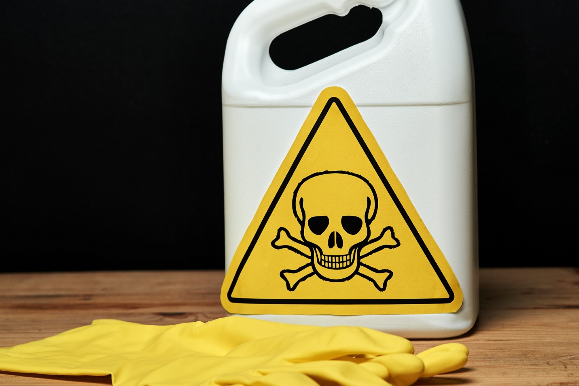 En hvid dunk med et påklistret dødningehoved