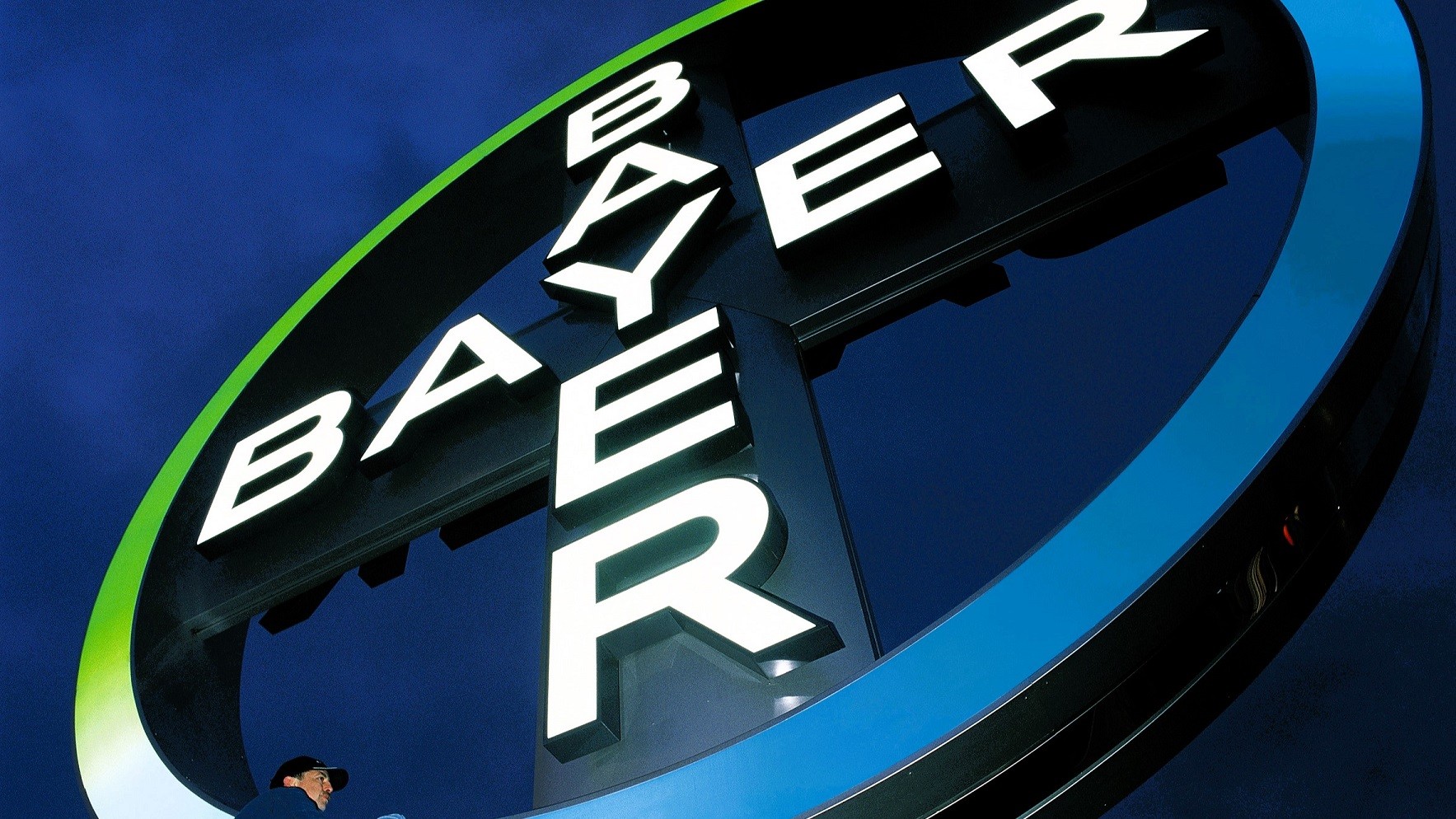 Billede af et stort skilt, der er udformet som Bayers logo