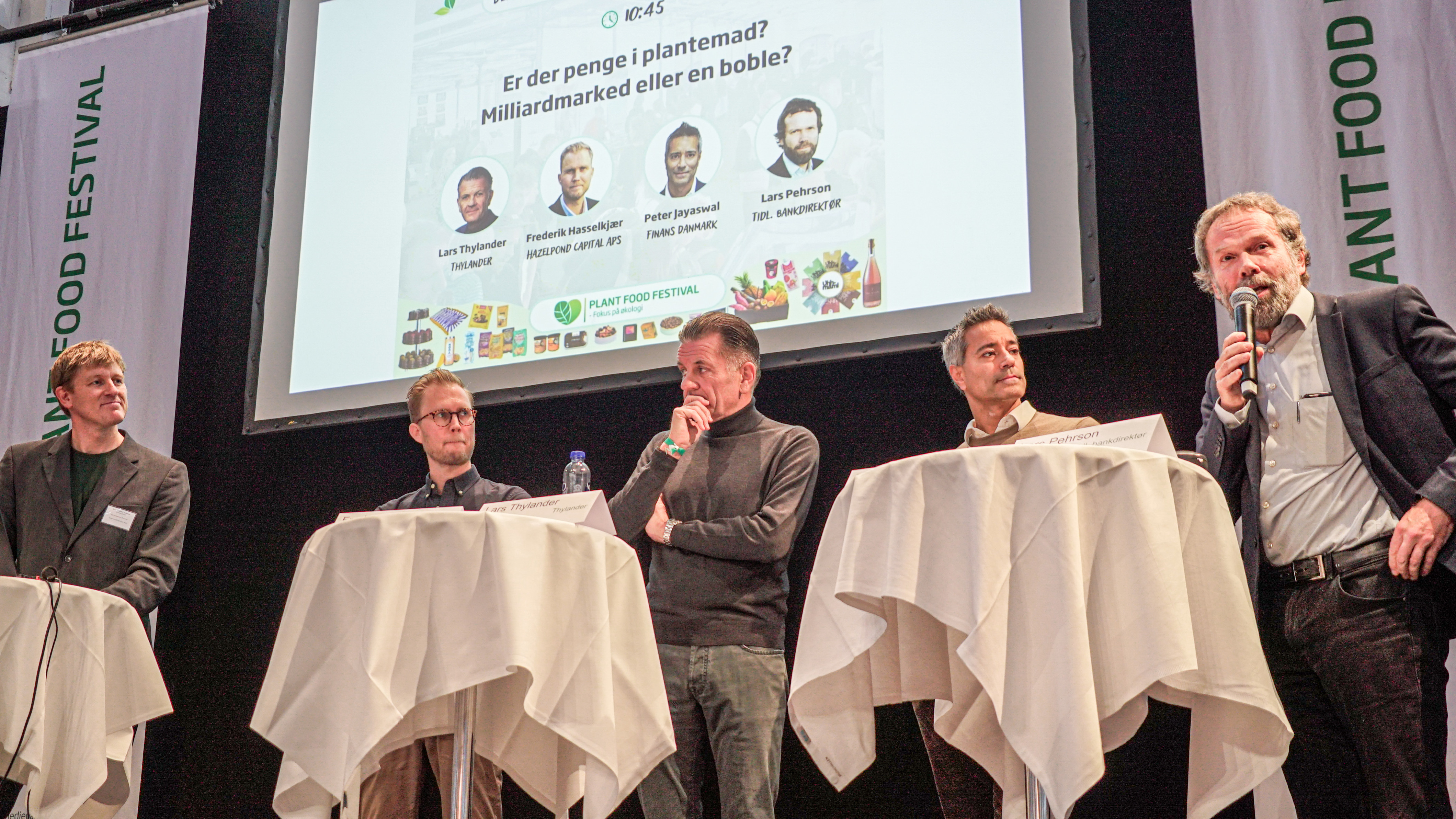 Paneldebat. Fra venstre: Ordstyrer Rune-Christoffer Dragsdahl, Frederik Hasselkjær, Lars Thylander, Peter Jayaswal og Lars Pehrson