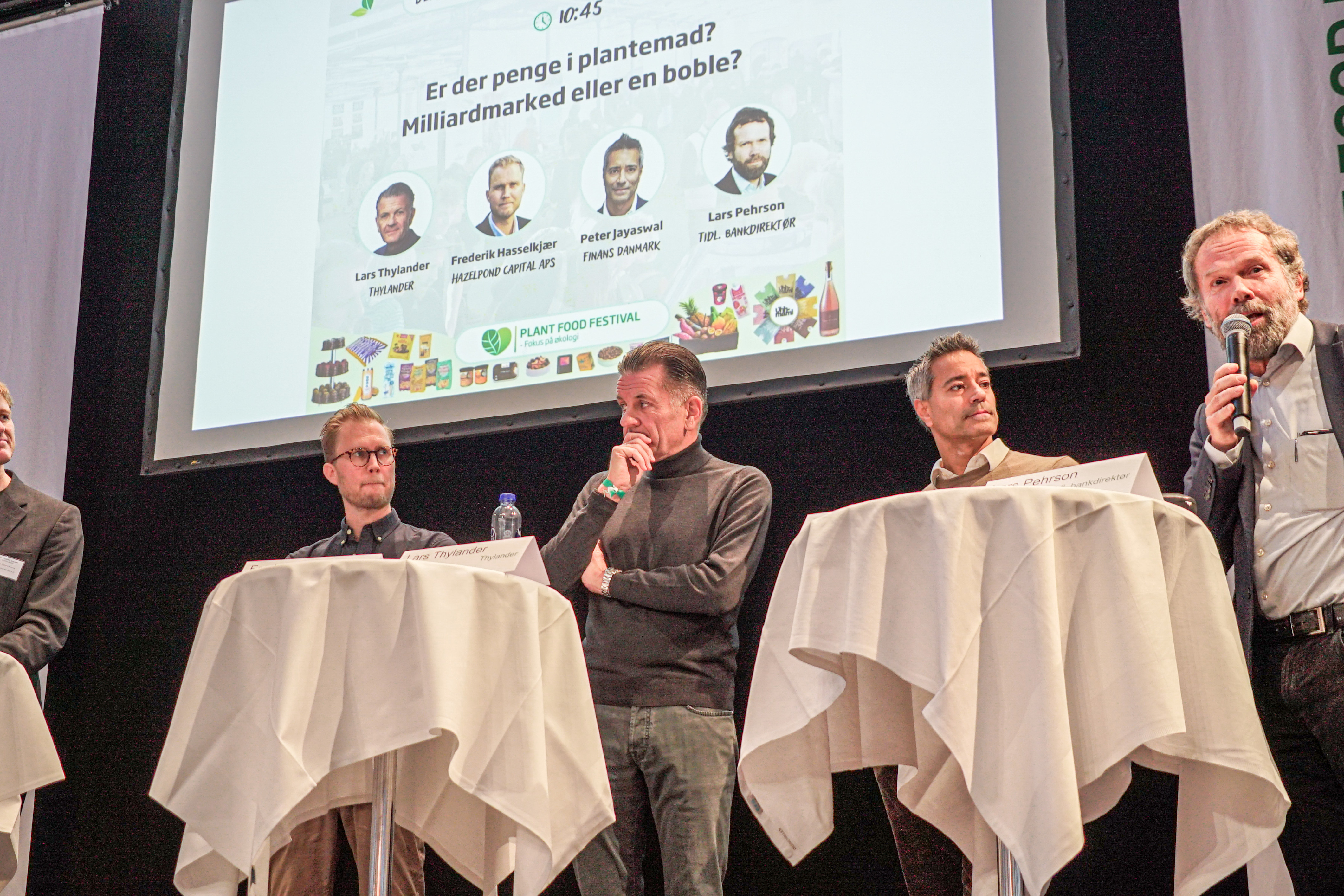 Paneldebat. Fra venstre: Ordstyrer Rune-Christoffer Dragsdahl, Frederik Hasselkjær, Lars Thylander, Peter Jayaswal og Lars Pehrson