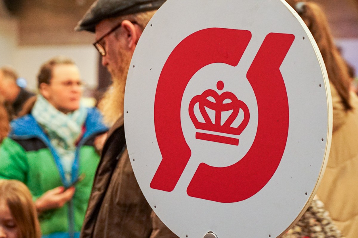 Et nærbillede af det røde Ø-mærke i træ