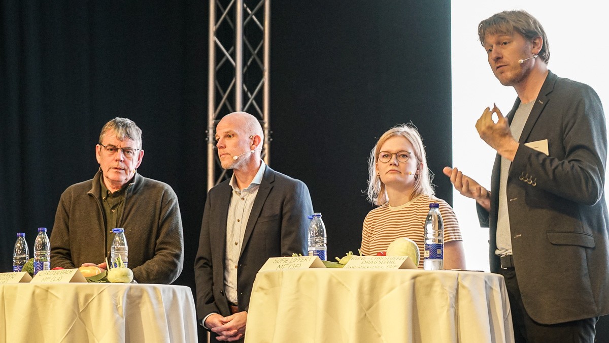 Søren Egge Rasmussen (EL) (t.v.), Carsten Bach (LA) og Sofie Lippert (SF) debatterede de ulige vilkår, der er inden for landbrugsstøttesystemet, der eksempelvis giver tilskud til kvægslagtning, men ikke for at høste bønner. DVF's Rune-Christoffer Dragsdahl var ordstyrer