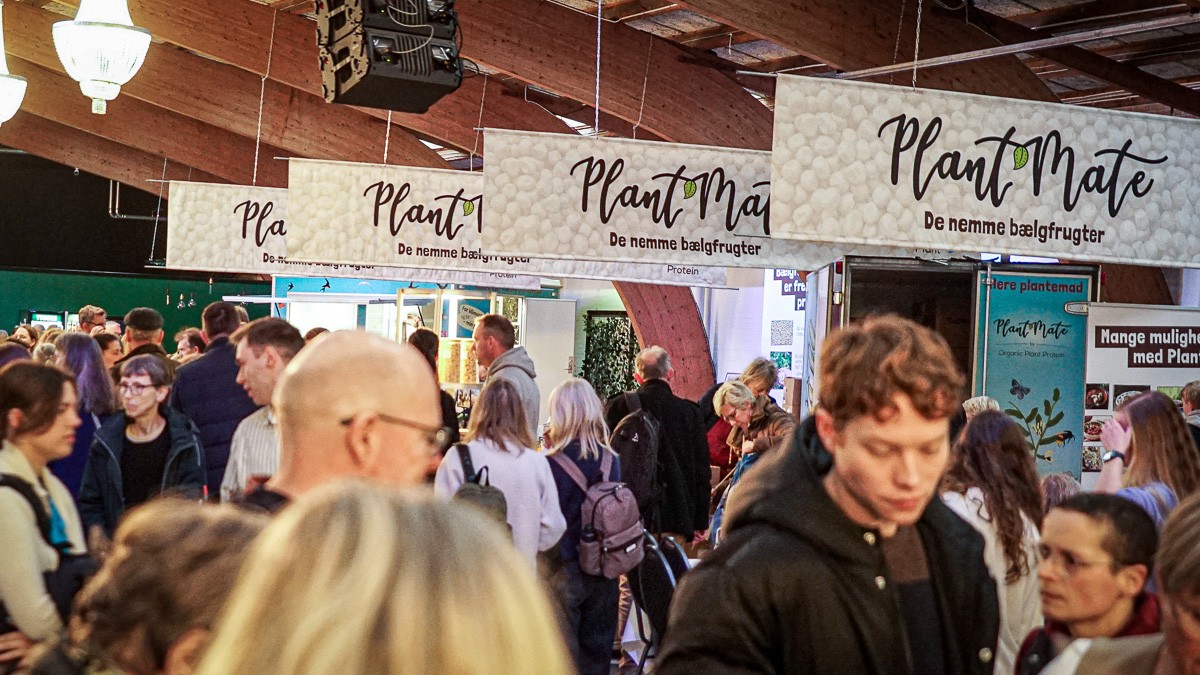 Messe hvor der hænger store bannere med 'Plant mate'