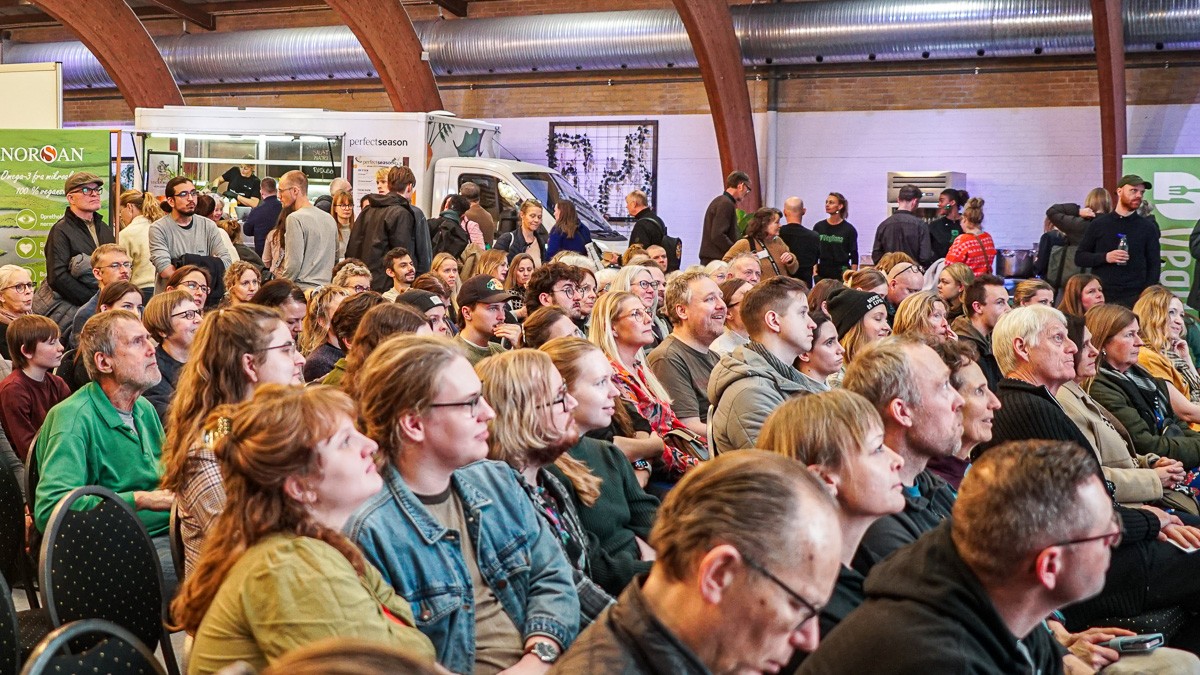 Folk hørte oplæg og kunne købe økologisk plantebaseret mad fra Perfect Seasons foodtruck