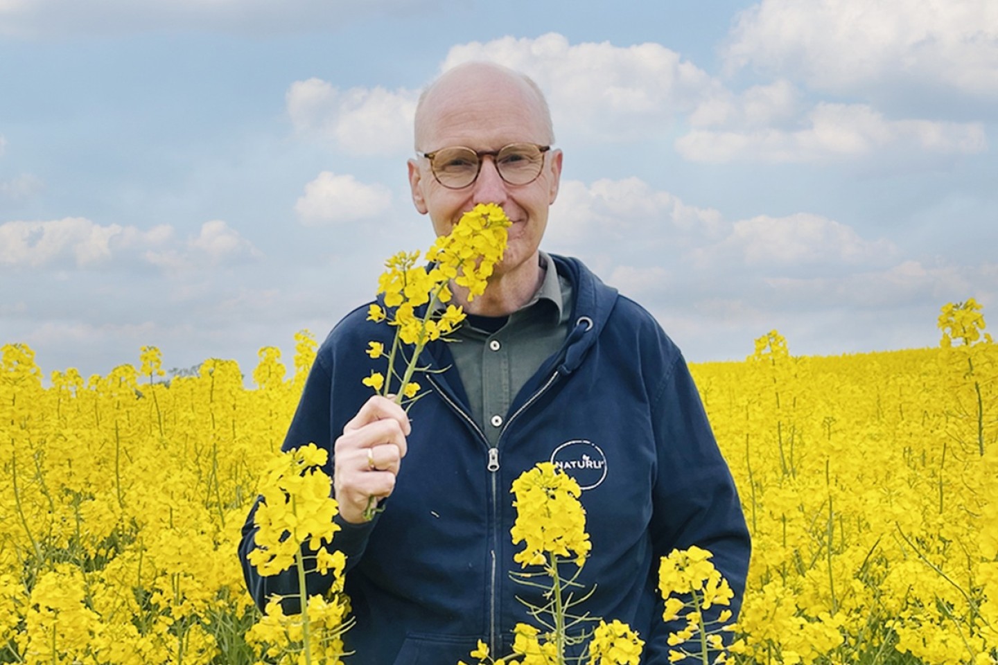 Thue Christensen fra Dragsbæk står midt i rapsmark