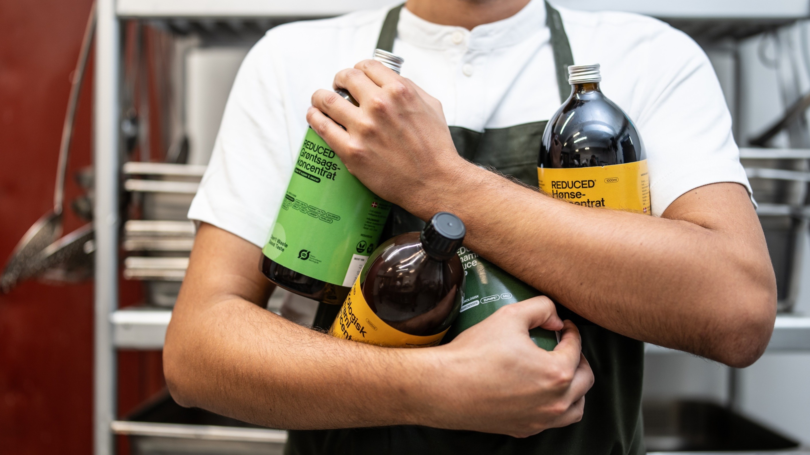 Medarbejder med produkter fra Reduced i favnen