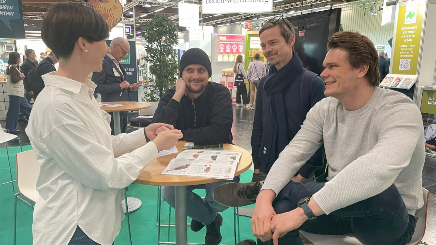 Rita Ramona Høgh fra Økologisk Landsforening benyttede schowcooking-seancen med Frank Lantz til at snakke plantebaseret mad med de tyske tilhørere