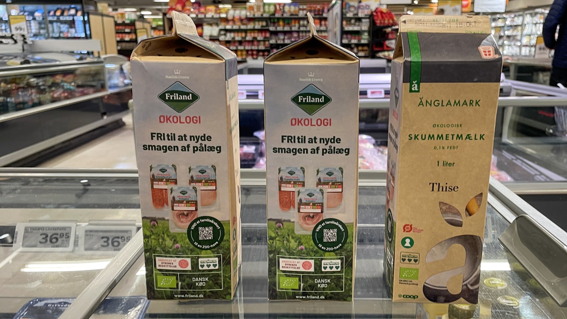 Kartoner med Änglamark mælk med reklame for Frilands kødpålæg