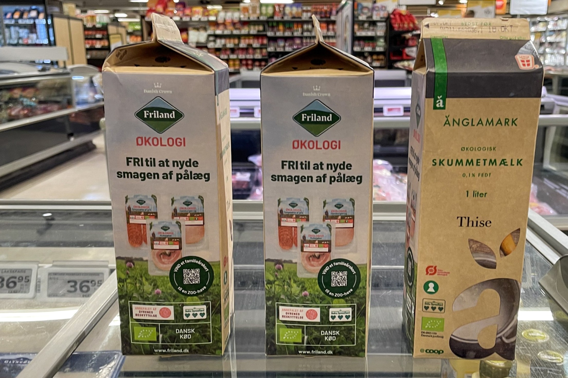 Kartoner med Änglamark mælk med reklame for Frilands kødpålæg