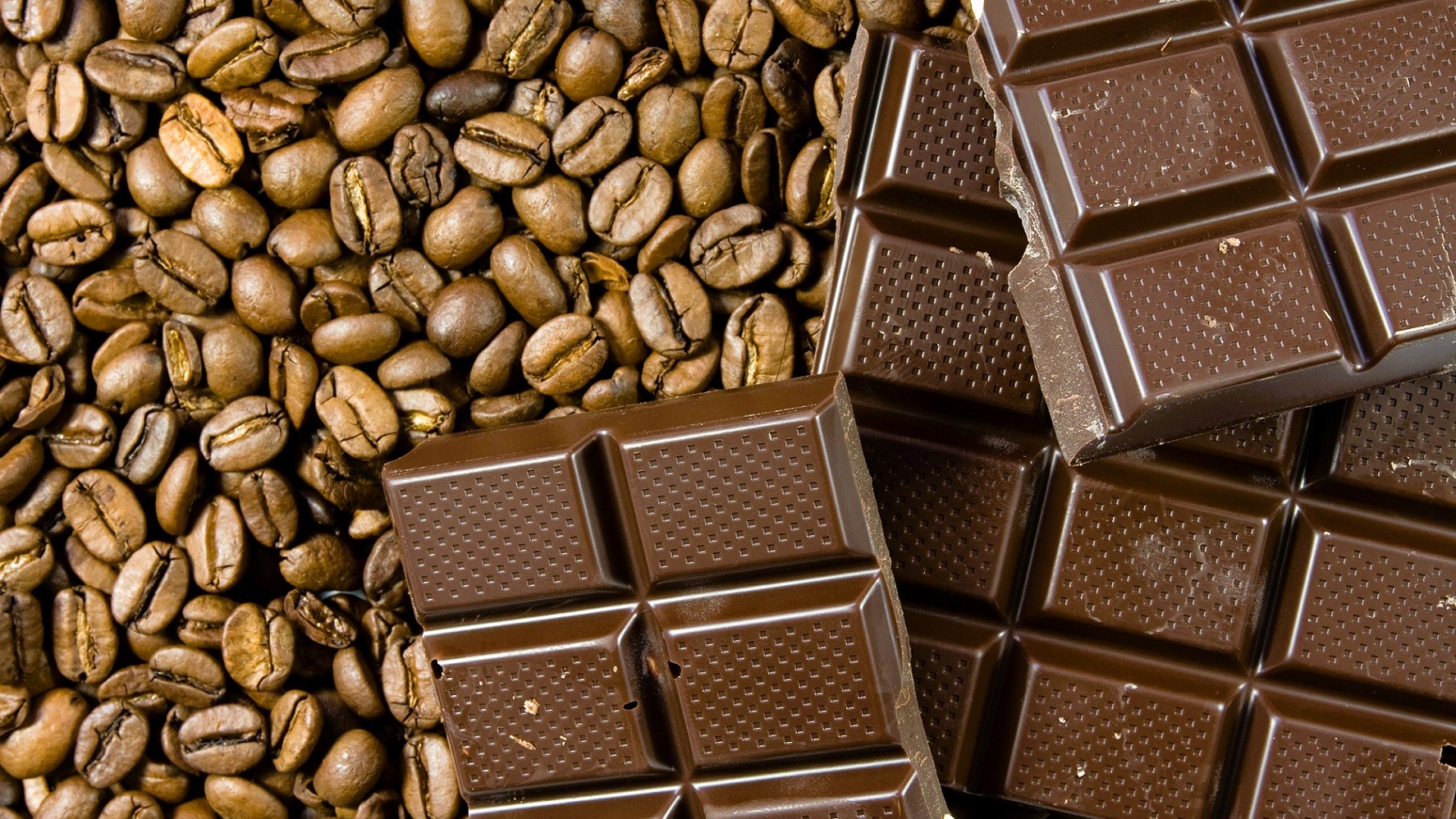 Nærbillede af plader chokolade og kaffebønner