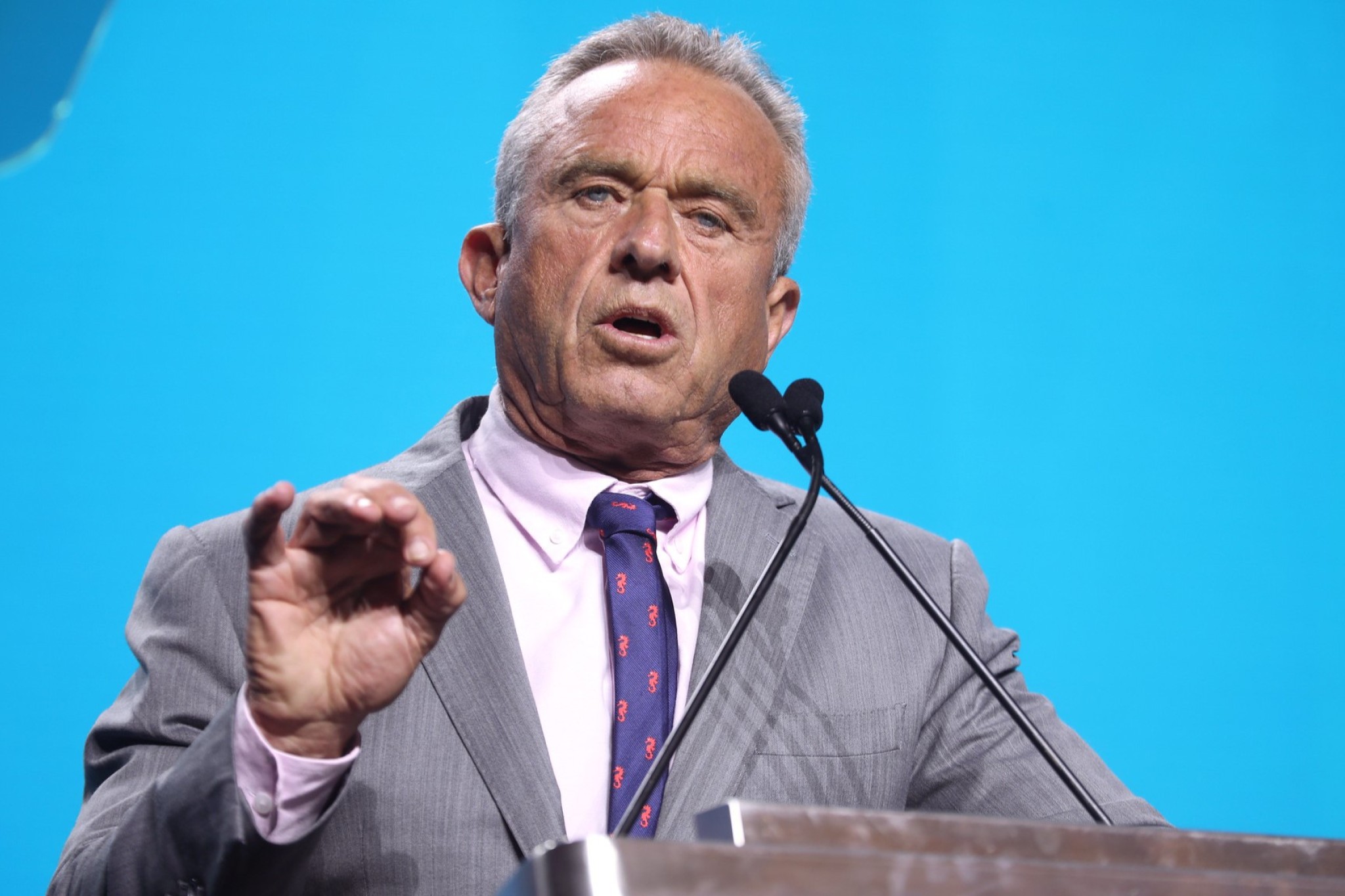 Robert Kennedy holder tale