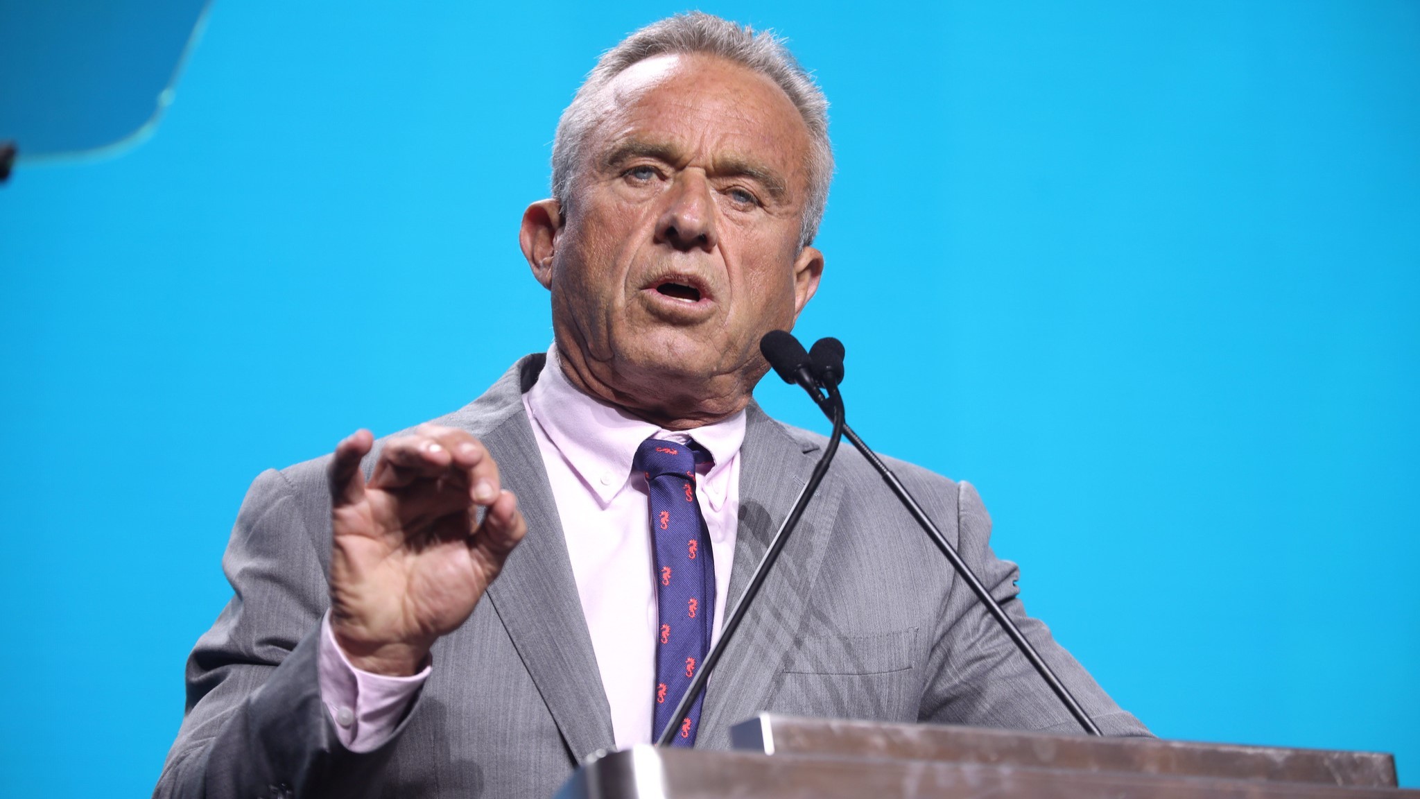 Robert Kennedy holder tale